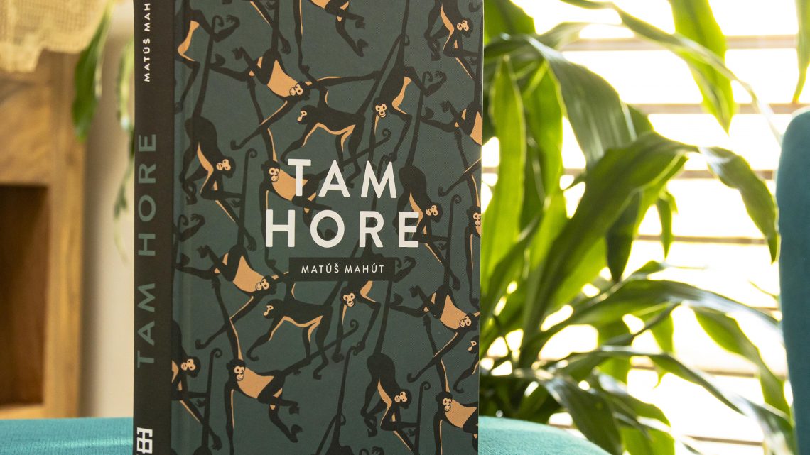Tam hore recenzia: Debutový alegorický román o ľudstve Tam hore recenzia: Debutový alegorický román o ľudstve